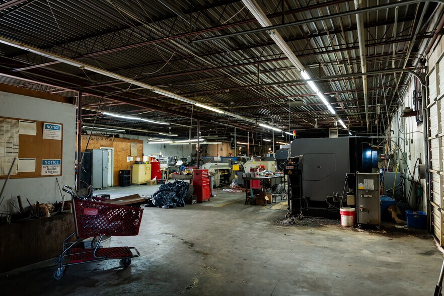 More Photos Of 1616 N Interstate 35 N, Lancaster Flex For Sale