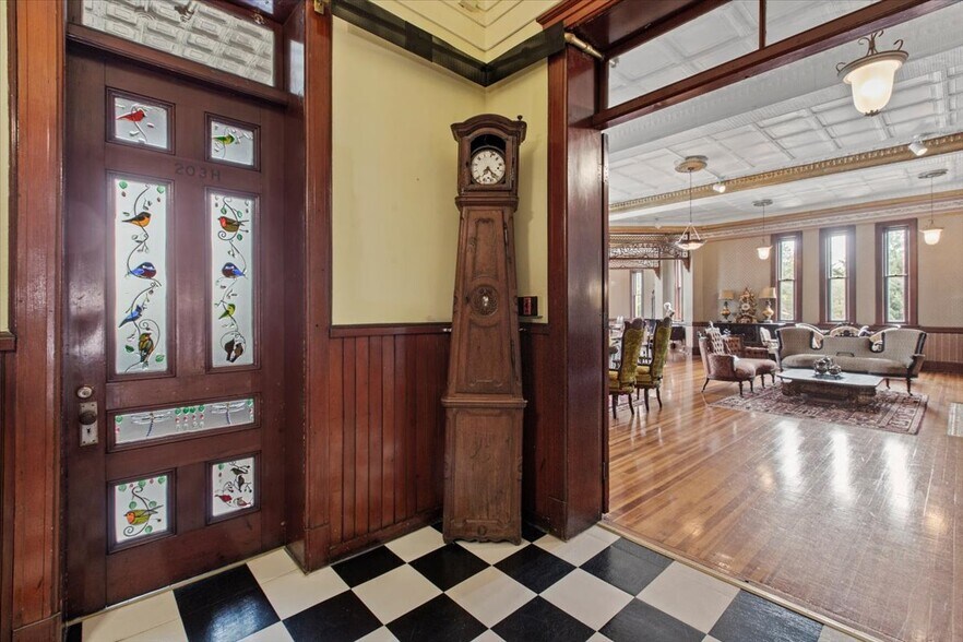 More Photos Of 49 Florida Ave, Amsterdam Hospitality For Sale