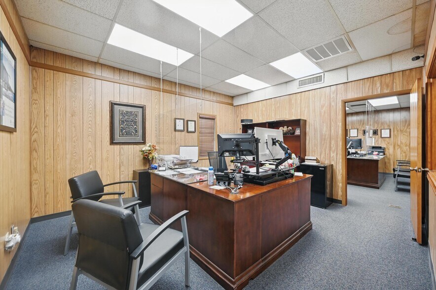 More Photos Of 4016 N Main St, Fort Worth Office For Sale