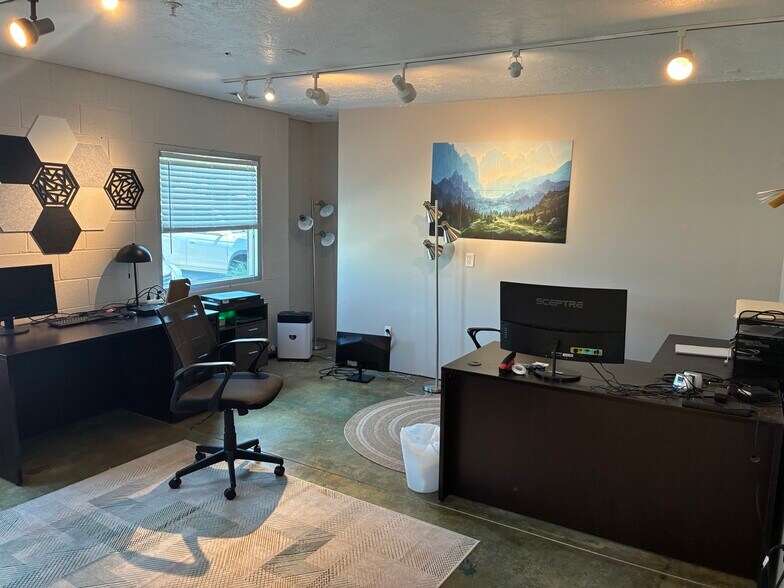 More Photos Of 461-489 W Parkland Dr, Sandy Warehouse For Lease