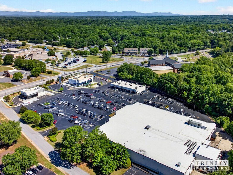 More Photos Of 5008-5018 Old Spartanburg Rd, Taylors Unknown For Lease
