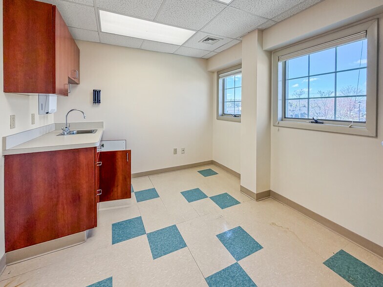 More Photos Of 42 E High St, East Hampton Storefront Retail Office For Lease