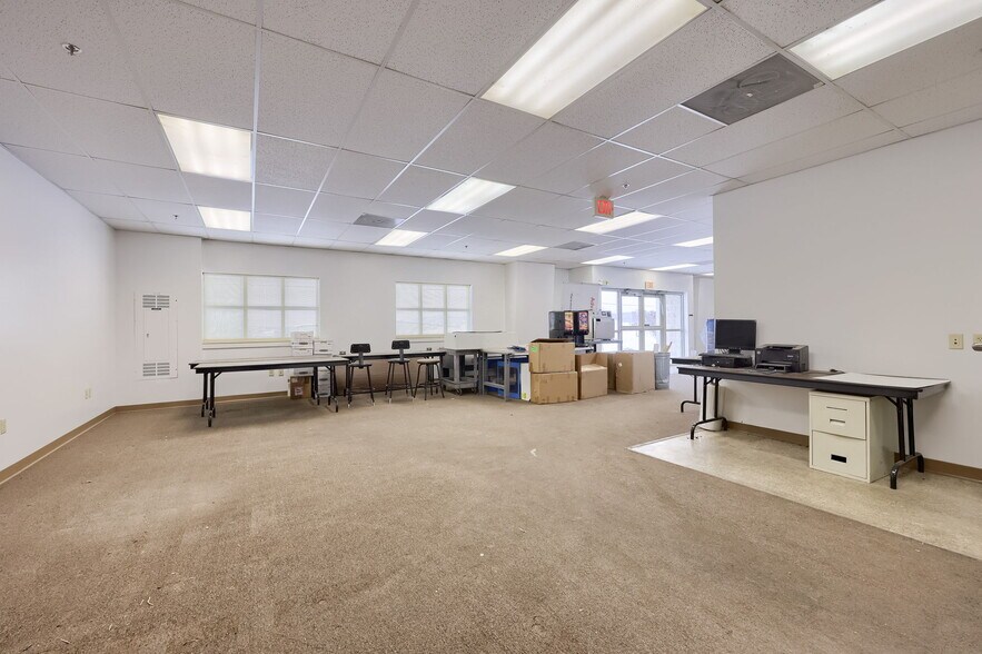 More Photos Of 301 Commerce Dr, New Holland Warehouse For Sale