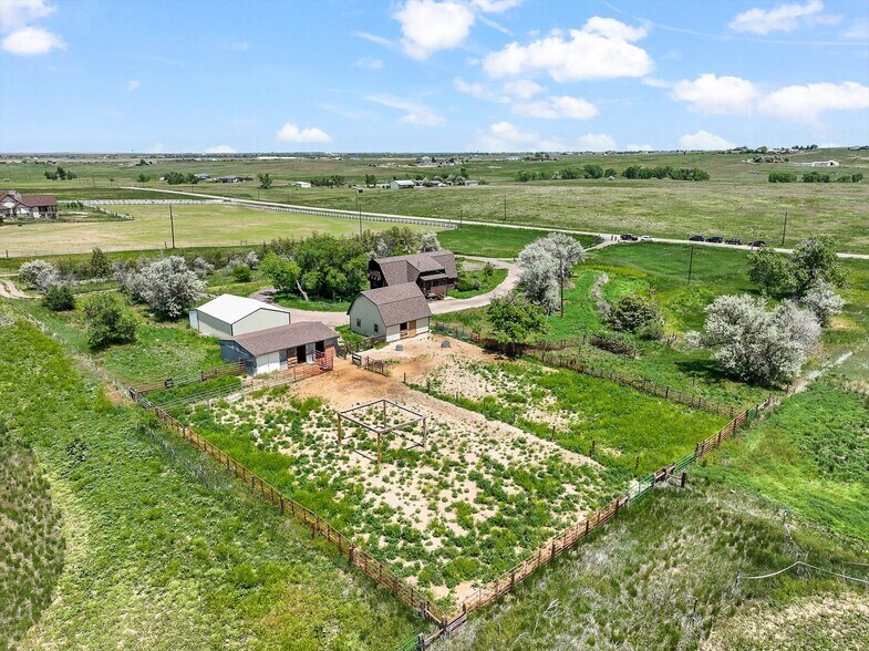 More Photos Of 1335 S Kio St, Watkins Veterinarian Kennel For Sale