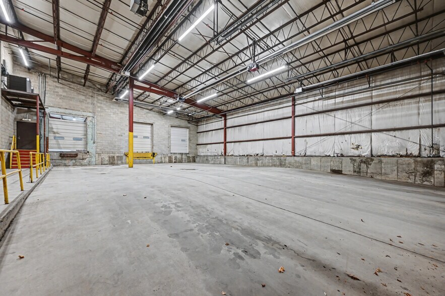 More Photos Of 11-25 Harding St, Middletown Warehouse For Lease