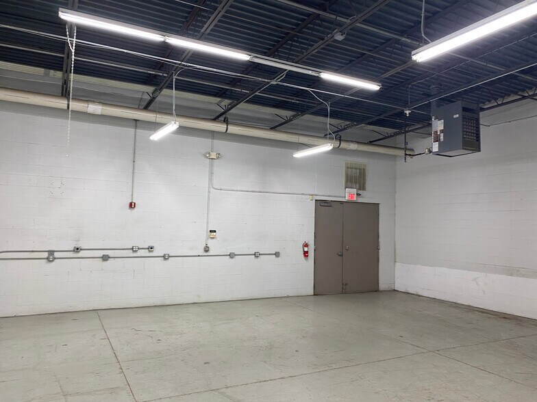More Photos Of 1050 Ensell Rd, Lake Zurich Industrial For Sale