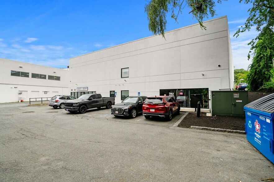 More Photos Of 1 Sylvan St, Peabody Freestanding For Lease