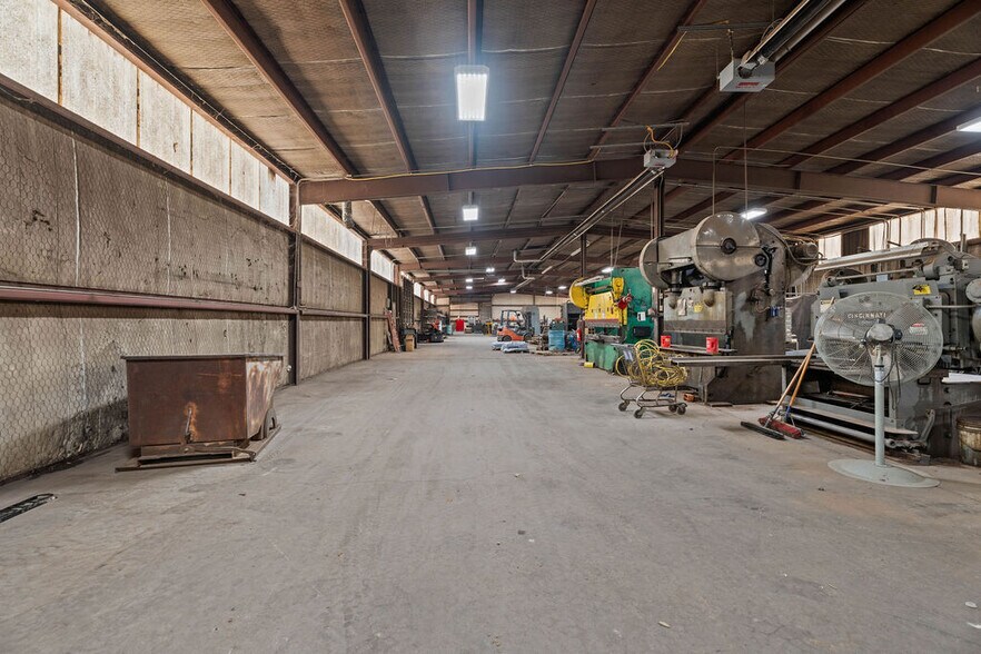 More Photos Of 3917 Clovis Rd, Lubbock Warehouse For Lease