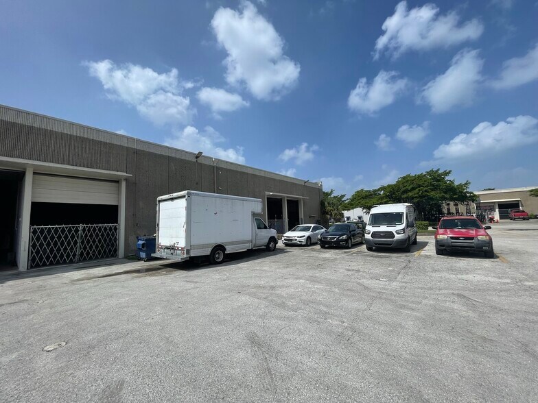 More Photos Of 5512 NW 161st St, Miami Lakes Warehouse For Lease