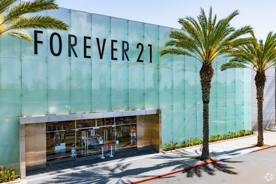 More Photos Of 239 Los Cerritos Mall, Cerritos Unknown For Lease