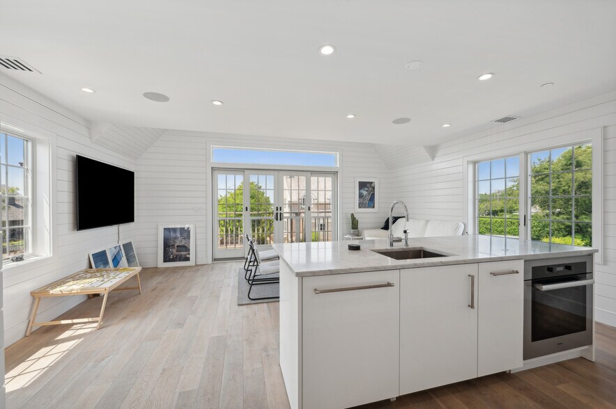 More Photos Of 45 S Euclid Ave, Montauk Storefront Retail Residential For Sale