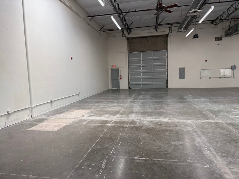 More Photos Of 13343 W Foxfire Dr, Surprise Showroom For Lease