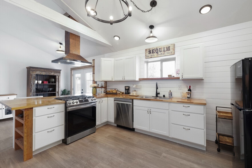 More Photos Of 111 W Bell St, Sequim Hotel For Sale