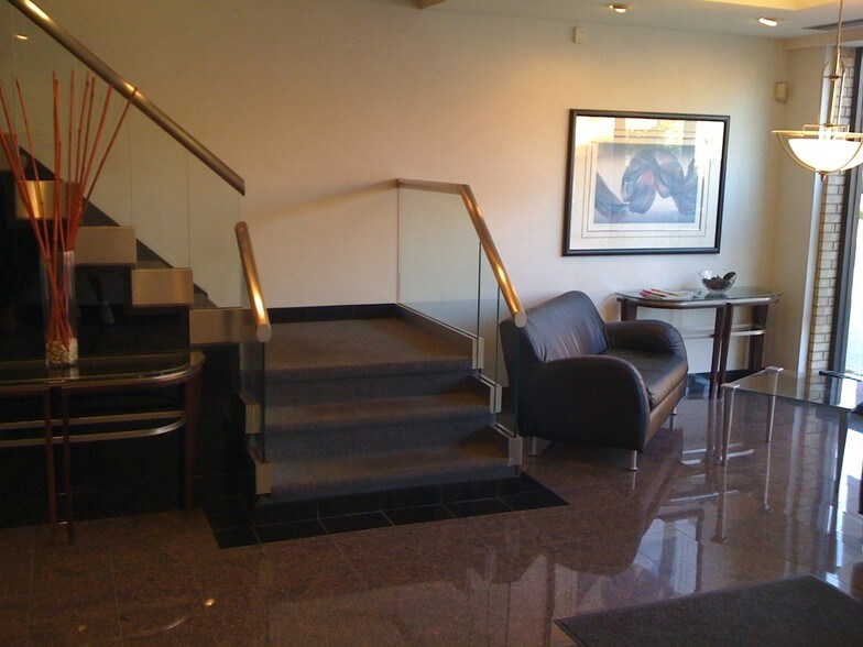 More Photos Of 6650 N Northwest Hwy, Chicago Office For Lease