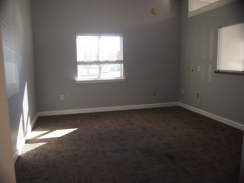 More Photos Of 33006 Professional Dr, Leesburg Medical For Lease