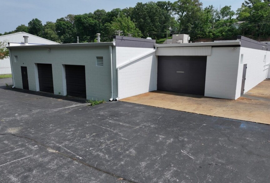 More Photos Of 1427 W Lark Industrial Dr, Fenton Distribution For Lease