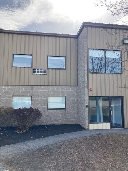 More Photos Of 41 Industrial Dr, Exeter Service For Lease