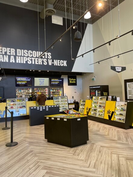 More Photos Of 499 Queen St W, Toronto Storefront For Lease