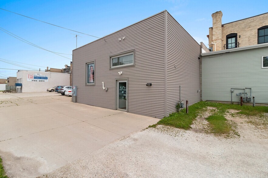 More Photos Of 1604 Washington St, Two Rivers Storefront For Sale