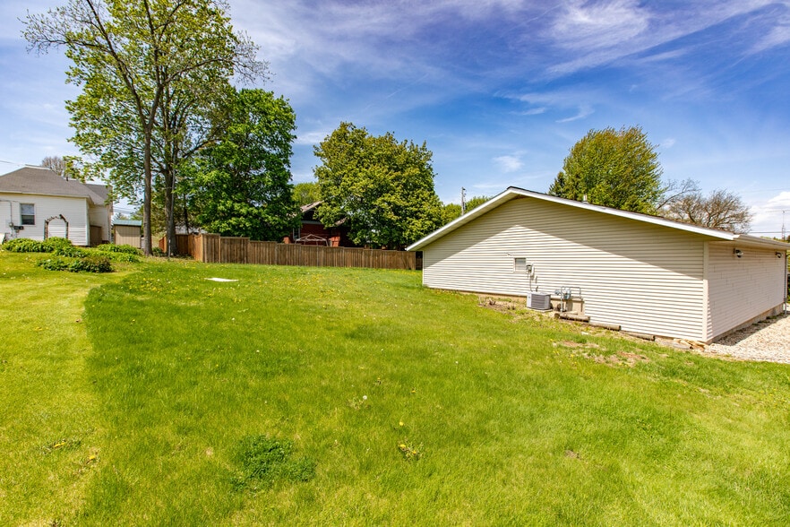 More Photos Of 308 S Montgomery St, Dodgeville Warehouse For Sale