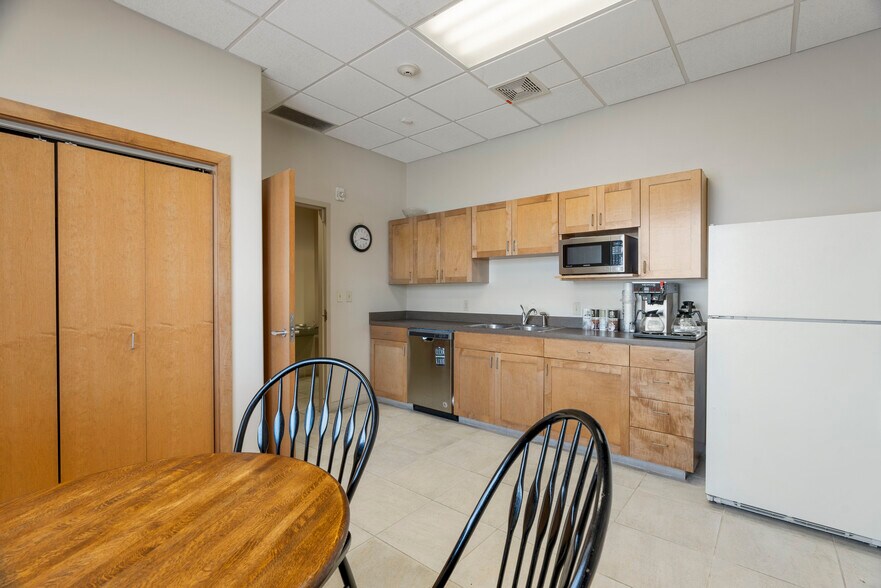 More Photos Of 7447 Riverside Pky, Tulsa Bank For Lease