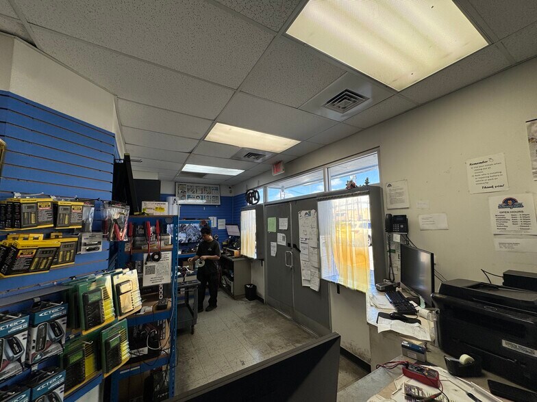 More Photos Of 550-552 Nimitz Hwy, Honolulu Warehouse For Lease