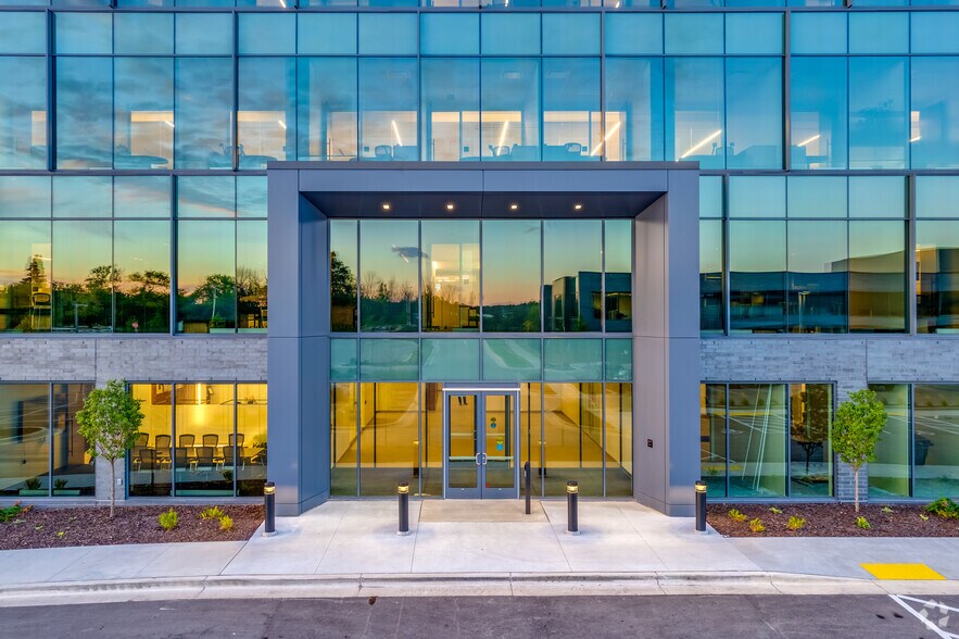 More Photos Of 17335 Golf Pkwy, Brookfield Office For Lease