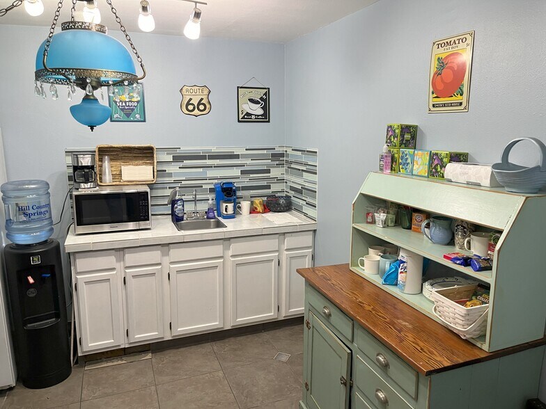 More Photos Of 2403 Ben White Blvd W, Austin Freestanding For Sale