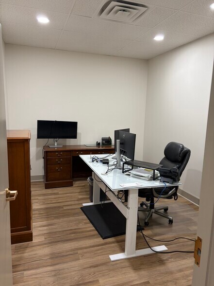 More Photos Of 823 Chickamauga Ave, Rossville Office For Lease