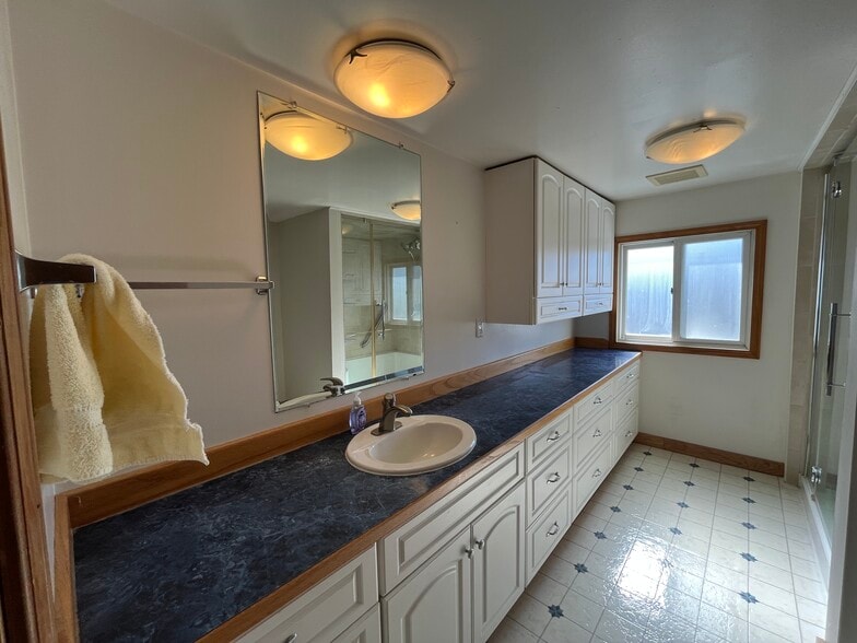 More Photos Of 1004 S Nordic Dr, Petersburg Hotel For Sale