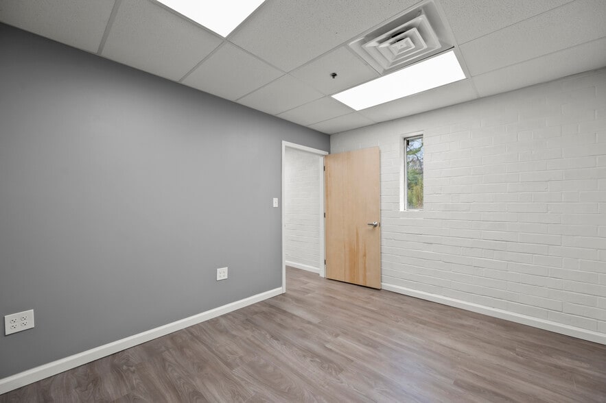 More Photos Of 420-422 South Road, High Point Manufacturing For Lease