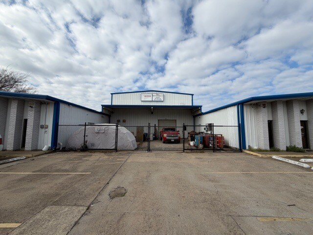 More Photos Of 635-645 Hembry St, Lewisville Warehouse For Sale