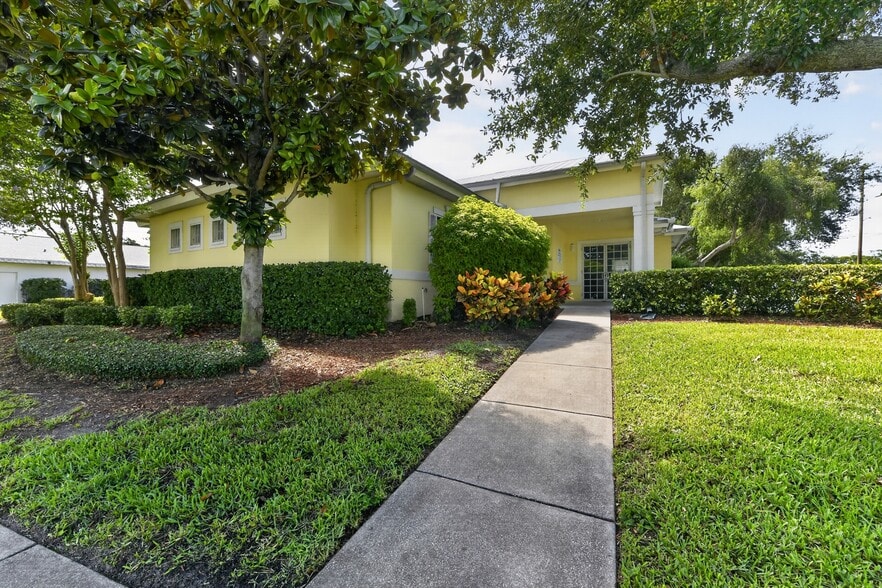 More Photos Of 2555 Pinellas Point Dr S, Saint Petersburg Veterinarian Kennel For Sale