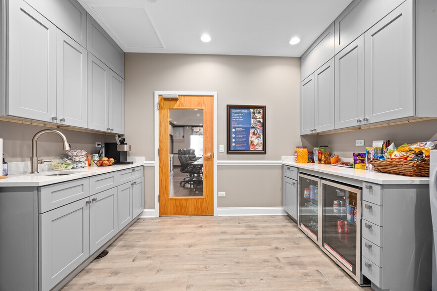 More Photos Of 2005 Bloomingdale Rd, Glendale Heights Office For Sale