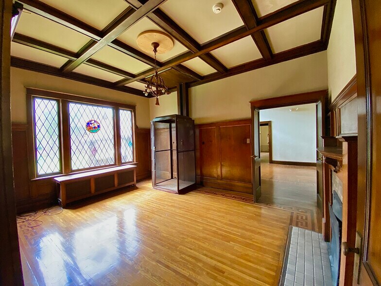 More Photos Of 219 N Broadway St, Tupelo General Retail For Lease