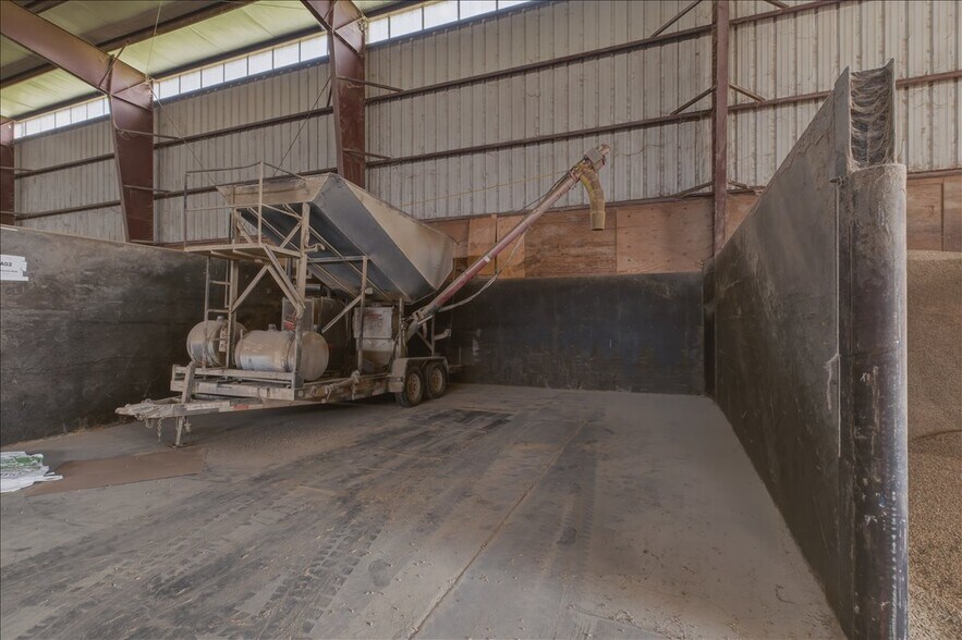 More Photos Of 6011 Grinde Ln NE, Silverton Flex For Lease