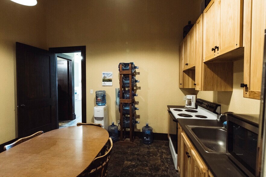 More Photos Of 75 Main St, Maxwell Warehouse For Lease