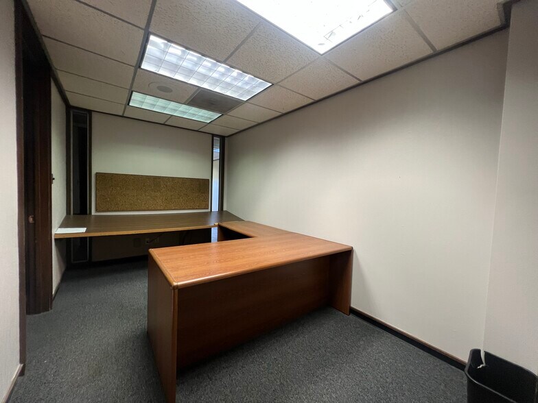 More Photos Of 205 Profit Dr, Victoria Showroom For Sale