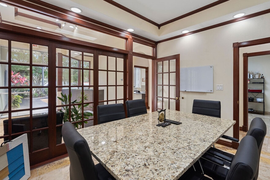 More Photos Of 7901 Kingspointe Pky, Orlando Showroom For Sale