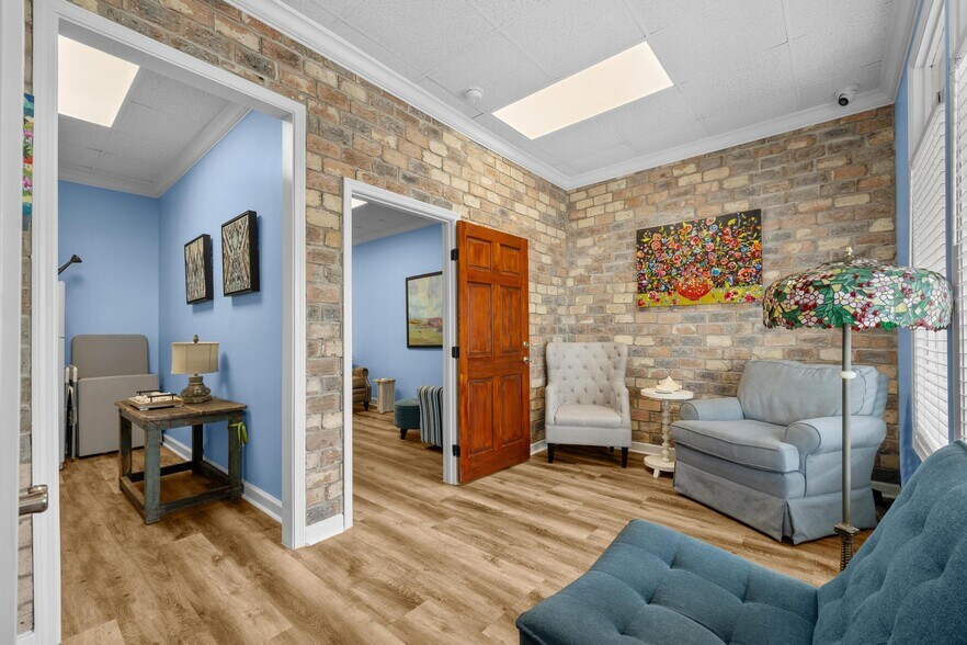 More Photos Of 913 Gulf Breeze Pky, Gulf Breeze Storefront Retail Office For Sale