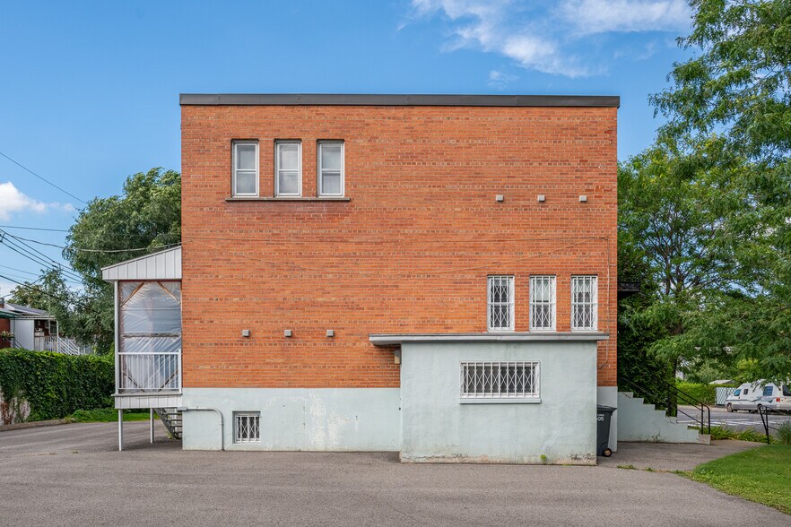 More Photos Of 3505 rue Bagot, Montréal Office For Sale