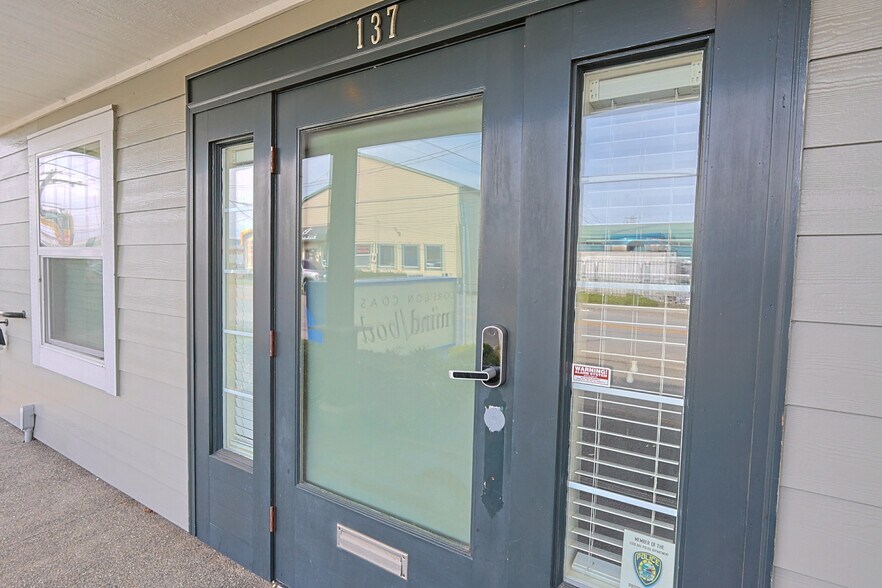 More Photos Of 137 Hall Ave, Coos Bay Office For Sale