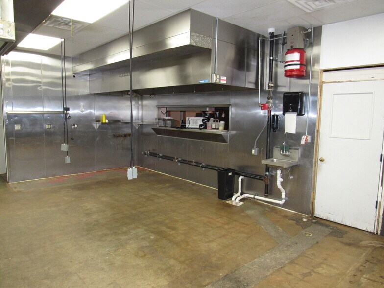 More Photos Of 802 S Main St, Belton General Retail For Sale