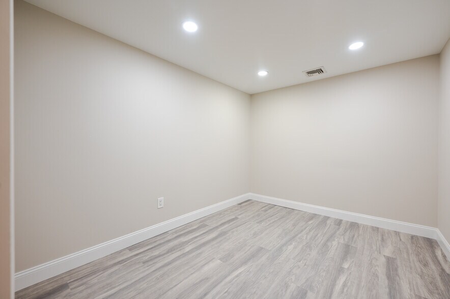 More Photos Of 4 Weber Ave, Malverne Storefront Retail Office For Lease