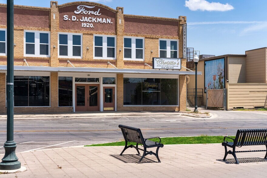 More Photos Of 211-215 E Hutchison St, San Marcos Storefront Retail Office For Lease