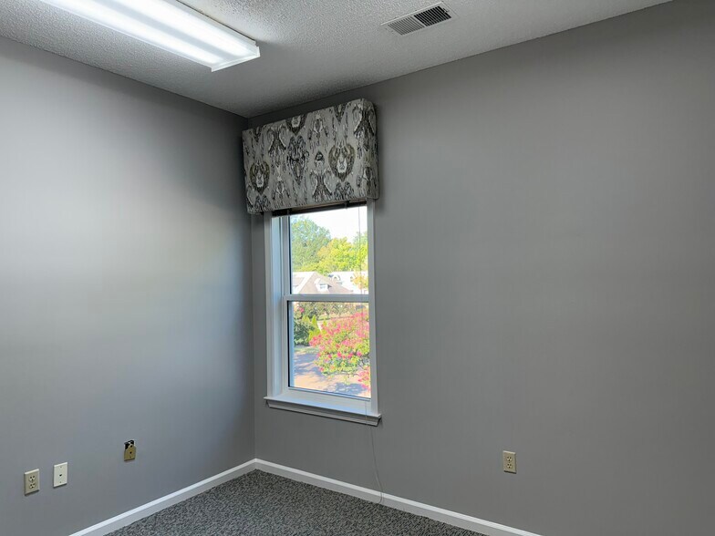 More Photos Of 2820 Summer Oaks Dr, Bartlett Office For Sale