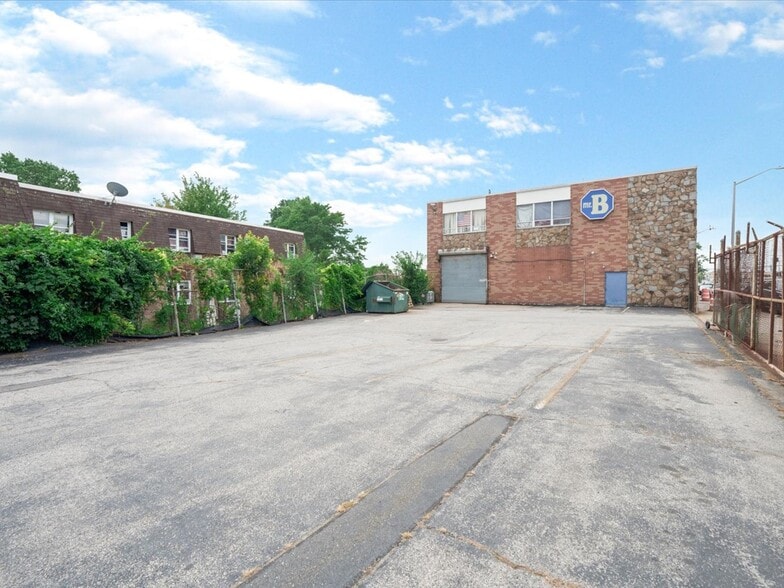 More Photos Of 200 E Sunrise Hwy, Freeport Warehouse For Lease