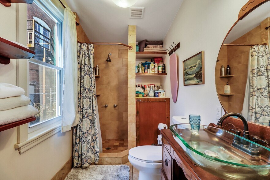 More Photos Of 8 E 41st St, Savannah Storefront Retail Residential For Sale