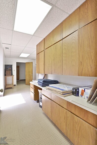 More Photos Of 411 E South 11th St, Abilene Warehouse For Lease