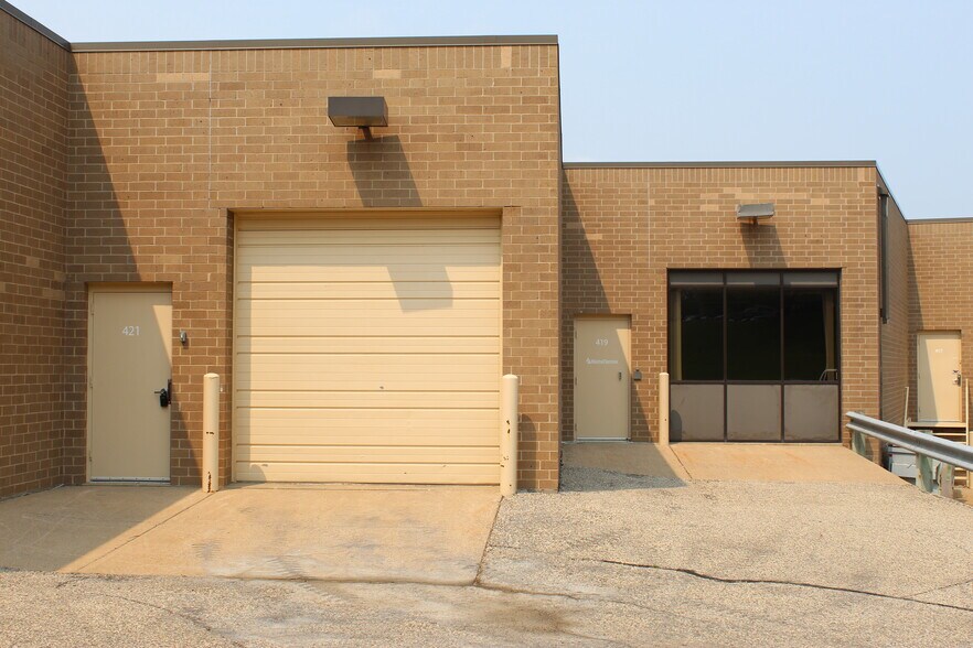 More Photos Of 401-429 W Travelers Trl, Burnsville Research And Development For Lease